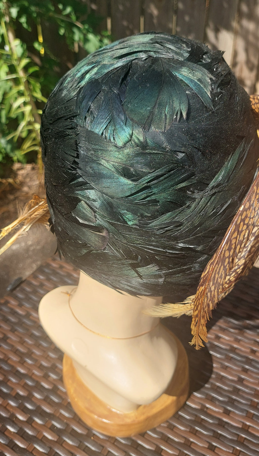 Vintage 1940s Authentic Pheasant Bird Green Iridescent Feather Fitted Style Hat