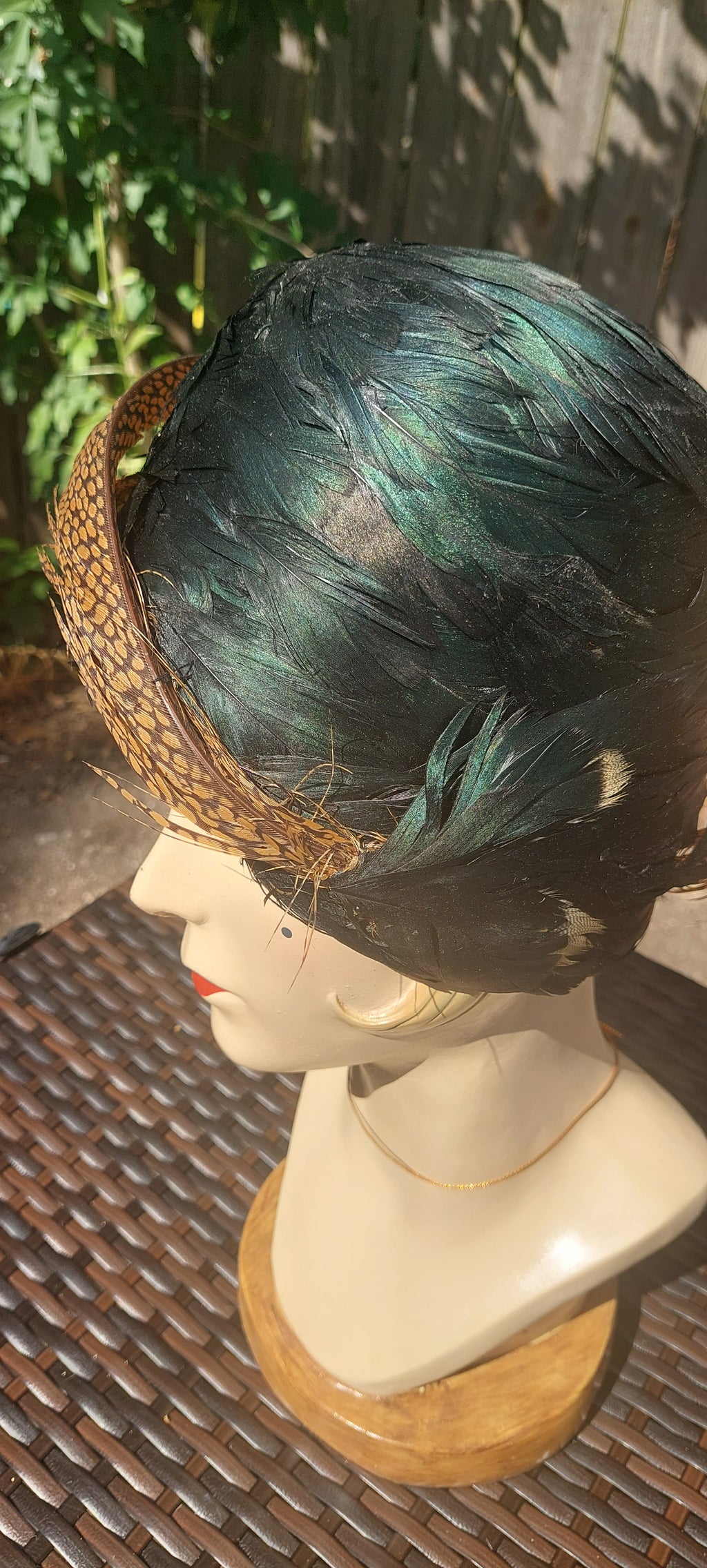 Vintage 1940s Authentic Pheasant Bird Green Iridescent Feather Fitted Style Hat
