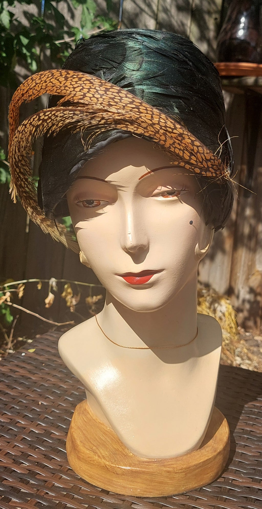 Vintage 1940s Authentic Pheasant Bird Green Iridescent Feather Fitted Style Hat